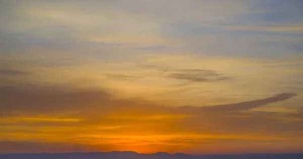 Le ciel est peint dans des tons rouge vif . — Photo