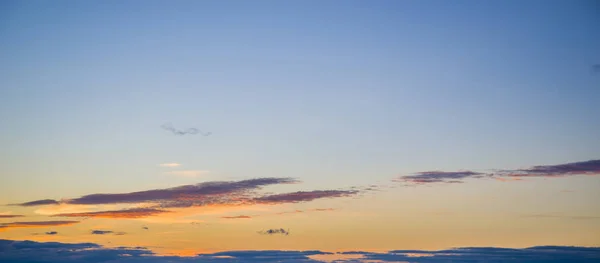 Le ciel est peint dans des tons rouge vif . — Photo