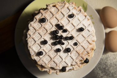 Yaban mersini ile tepesinde taze pişmiş gözleme.