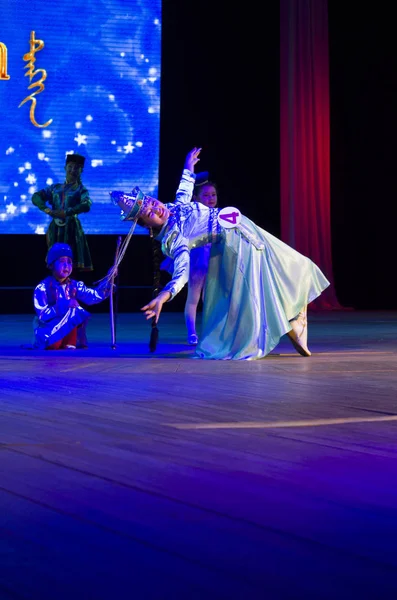 Ulan-Ude, Russie - 27 février 2015 : Les membres du concours national birman de beauté et de talent "Baatar et Dangina" le 27 février 2015, Ulan-Ude, Russie . — Photo