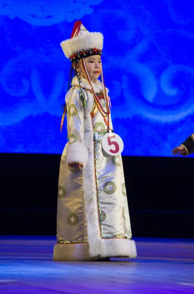 Ulan Ude, Rusya-27 Şubat 2015: Üyeler Buryat ulusal yarışması güzellik ve yetenek 