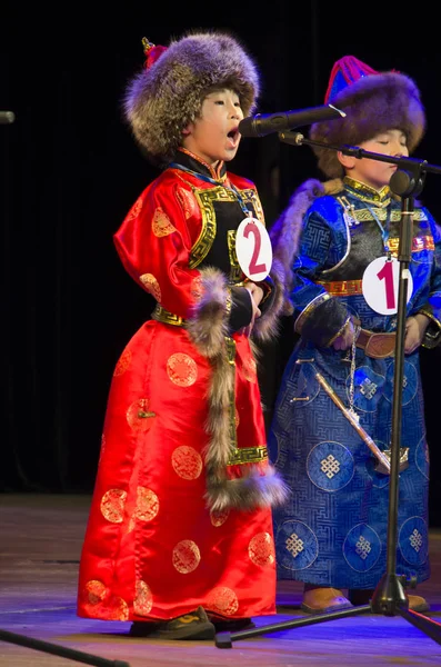 Ulan Ude, Rusya-27 Şubat 2015: Üyeler Buryat ulusal yarışması güzellik ve yetenek 