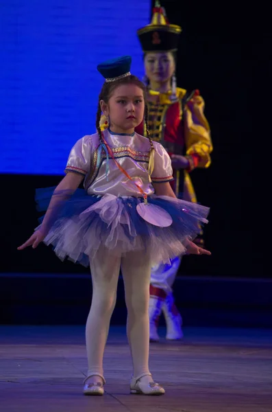 Ulan-Ude, Rusia - 27 de febrero de 2015: Miembros del concurso nacional Buryat de belleza y talento "Baatar y Dangina" el 27 de febrero de 2015, Ulan-Ude, Rusia . — Foto de Stock