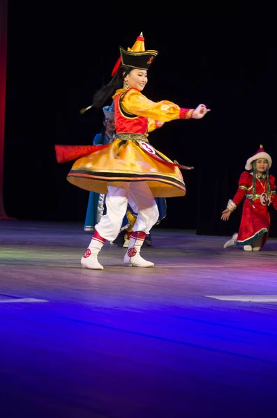 Ulan-Ude, Rusia - 27 de febrero de 2015: Miembros del concurso nacional Buryat de belleza y talento "Baatar y Dangina" el 27 de febrero de 2015, Ulan-Ude, Rusia . — Foto de Stock