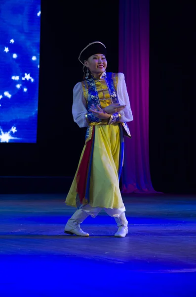 Ulan-Ude, Rusko-27. února 2015: Členové Buryat národní soutěže krásy a talentu "Bodlák a Dangina" dne 27. února 2015, Ulan-Ude, Rusko. — Stock fotografie