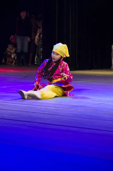 Ulan-Ude, Rusia - 27 de febrero de 2015: Miembros del concurso nacional Buryat de belleza y talento "Baatar y Dangina" el 27 de febrero de 2015, Ulan-Ude, Rusia . — Foto de Stock