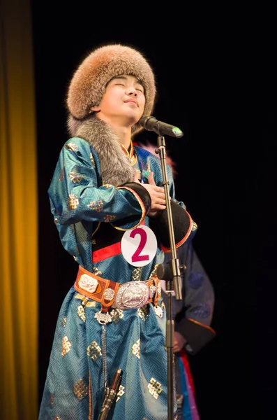 Ulan-Ude, Federacja Rosyjska-27 lutego 2015: Członkowie Ogólnopolskiego Konkursu Buryat uroda i talent "Baatar i Dangina", 27 lutego 2015 Ulan-Ude, Federacja Rosyjska. — Zdjęcie stockowe