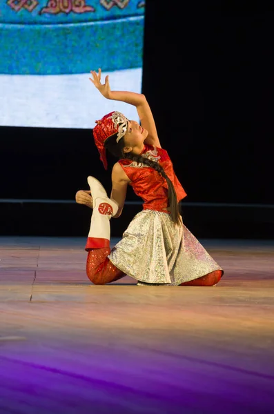 Ulan-Ude, Rusia - 27 de febrero de 2015: Miembros del concurso nacional Buryat de belleza y talento "Baatar y Dangina" el 27 de febrero de 2015, Ulan-Ude, Rusia . — Foto de Stock