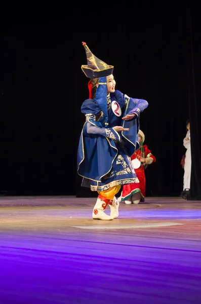 Ulan-Ude, Rusia - 27 de febrero de 2015: Miembros del concurso nacional Buryat de belleza y talento "Baatar y Dangina" el 27 de febrero de 2015, Ulan-Ude, Rusia . — Foto de Stock