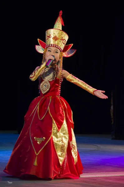 Ulan-Ude, Rusia - 27 de febrero de 2015: Miembros del concurso nacional Buryat de belleza y talento "Baatar y Dangina" el 27 de febrero de 2015, Ulan-Ude, Rusia . — Foto de Stock