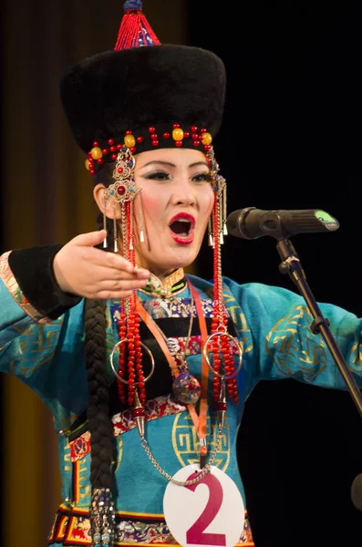 Ulan-Ude, Russia - February 27, 2015: Members of the Buryat national contest of beauty and talent "Baatar and Dangina" on February 27, 2015, Ulan-Ude, Russia. — Stock Photo, Image