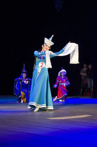 Ulan-Ude, Rusia - 27 de febrero de 2015: Miembros del concurso nacional Buryat de belleza y talento "Baatar y Dangina" el 27 de febrero de 2015, Ulan-Ude, Rusia . — Foto de Stock