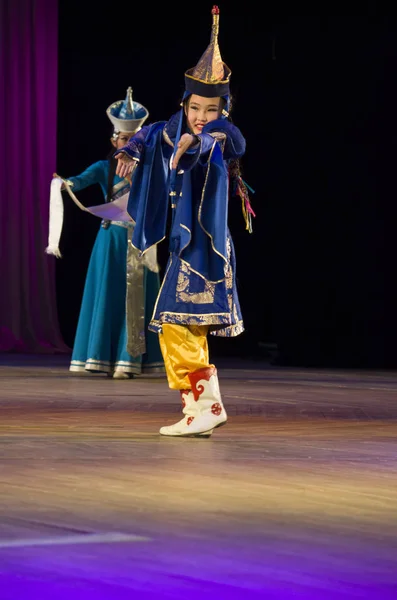 Ulan-Ude, Rusia - 27 de febrero de 2015: Miembros del concurso nacional Buryat de belleza y talento "Baatar y Dangina" el 27 de febrero de 2015, Ulan-Ude, Rusia . — Foto de Stock