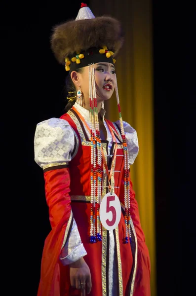 Ulan-Ude, Rusia - 27 de febrero de 2015: Miembros del concurso nacional Buryat de belleza y talento "Baatar y Dangina" el 27 de febrero de 2015, Ulan-Ude, Rusia . — Foto de Stock