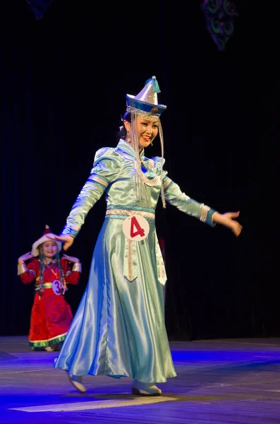 Ulan-Ude, Rusia - 27 de febrero de 2015: Miembros del concurso nacional Buryat de belleza y talento "Baatar y Dangina" el 27 de febrero de 2015, Ulan-Ude, Rusia . — Foto de Stock