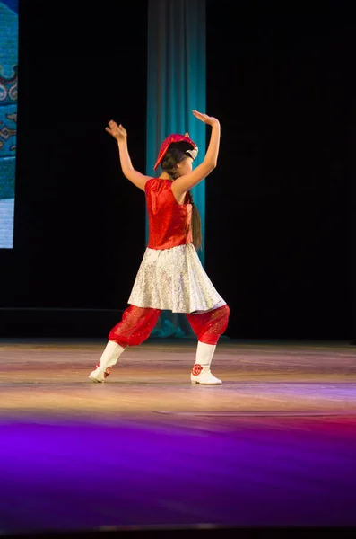 Ulan-Ude, Rusia - 27 de febrero de 2015: Miembros del concurso nacional Buryat de belleza y talento "Baatar y Dangina" el 27 de febrero de 2015, Ulan-Ude, Rusia . — Foto de Stock