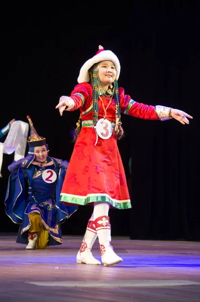 Ulan-Ude, Rusia - 27 de febrero de 2015: Miembros del concurso nacional Buryat de belleza y talento "Baatar y Dangina" el 27 de febrero de 2015, Ulan-Ude, Rusia . — Foto de Stock