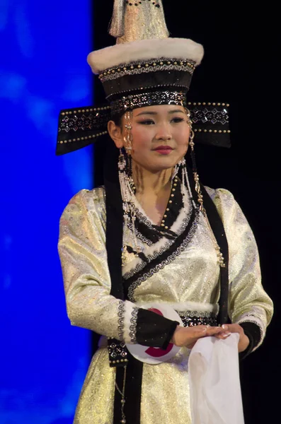 Ulan-Ude, Rusia - 27 de febrero de 2015: Miembros del concurso nacional Buryat de belleza y talento "Baatar y Dangina" el 27 de febrero de 2015, Ulan-Ude, Rusia . — Foto de Stock