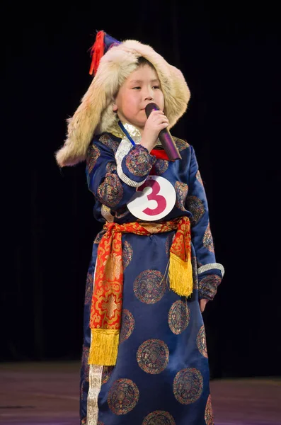 Ulan Ude, Rusya-27 Şubat 2015: Üyeler Buryat ulusal yarışması güzellik ve yetenek 