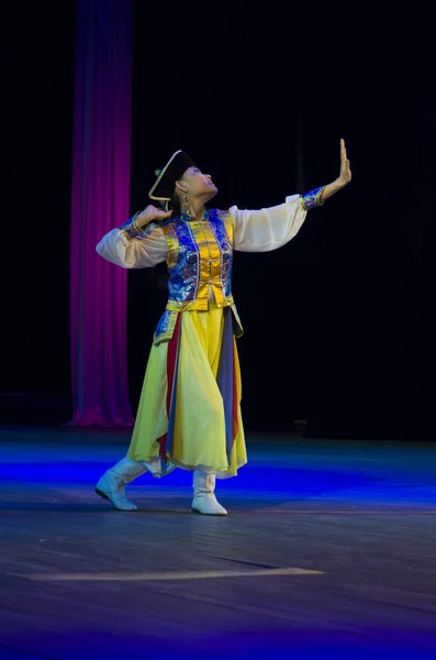 Ulan-Ude, Russia - February 27, 2015: Members of the Buryat national contest of beauty and talent "Baatar and Dangina" on February 27, 2015, Ulan-Ude, Russia. — Stock Photo, Image