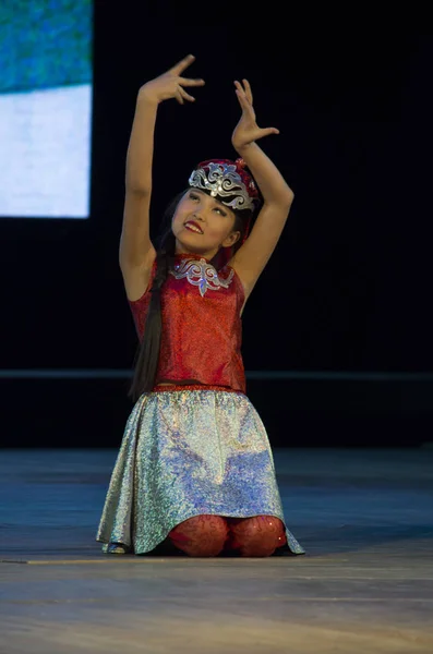 Ulan-Ude, Rusia - 27 de febrero de 2015: Miembros del concurso nacional Buryat de belleza y talento "Baatar y Dangina" el 27 de febrero de 2015, Ulan-Ude, Rusia . — Foto de Stock