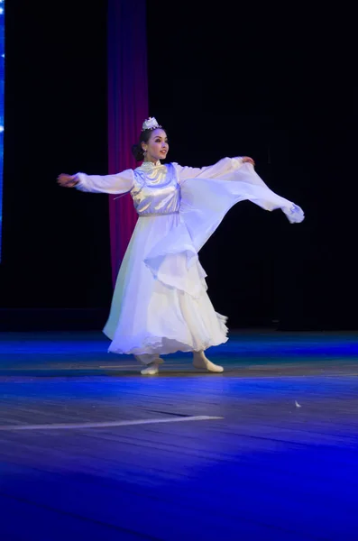 Ulan-Ude, Rusko-27. února 2015: Členové Buryat národní soutěže krásy a talentu "Bodlák a Dangina" dne 27. února 2015, Ulan-Ude, Rusko. — Stock fotografie