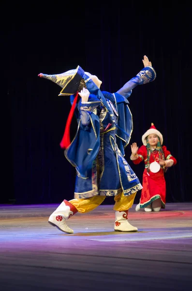 Ulan-Ude, Russia - February 27, 2015: Members of the Buryat national contest of beauty and talent "Baatar and Dangina" on February 27, 2015, Ulan-Ude, Russia. — Stock Photo, Image