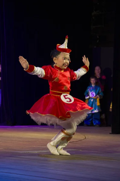 Ulan-Ude, Rusia - 27 de febrero de 2015: Miembros del concurso nacional Buryat de belleza y talento "Baatar y Dangina" el 27 de febrero de 2015, Ulan-Ude, Rusia . — Foto de Stock