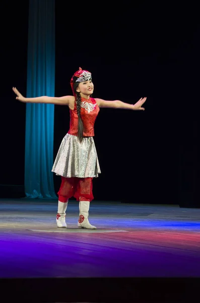 Ulan-Ude, Rusia - 27 de febrero de 2015: Miembros del concurso nacional Buryat de belleza y talento "Baatar y Dangina" el 27 de febrero de 2015, Ulan-Ude, Rusia . — Foto de Stock