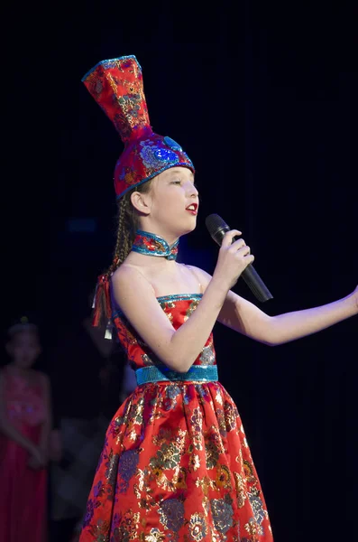 Ulan-Ude, Venäjä - 27. helmikuuta 2015: Buryatin kansallisen kauneus- ja lahjakkuuskilpailun "Baatar ja Dangina" jäsenet 27. helmikuuta 2015, Ulan-Ude, Venäjä . — kuvapankkivalokuva