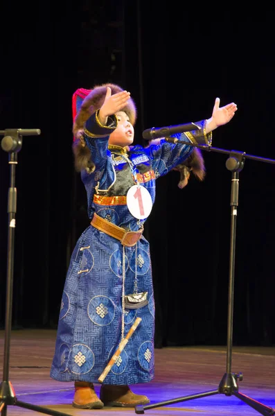 Ulan-Ude, Rusia - 27 de febrero de 2015: Miembros del concurso nacional Buryat de belleza y talento "Baatar y Dangina" el 27 de febrero de 2015, Ulan-Ude, Rusia . — Foto de Stock