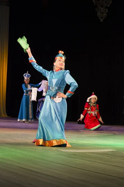 Ulan-Ude, Rusia - 27 de febrero de 2015: Miembros del concurso nacional Buryat de belleza y talento "Baatar y Dangina" el 27 de febrero de 2015, Ulan-Ude, Rusia . — Foto de Stock
