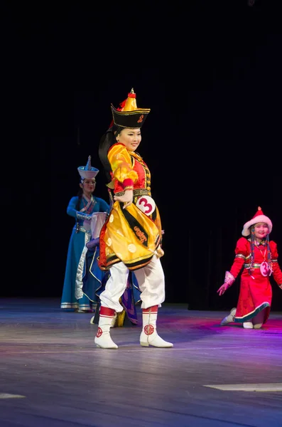 Ulan-Ude, Rusia - 27 de febrero de 2015: Miembros del concurso nacional Buryat de belleza y talento "Baatar y Dangina" el 27 de febrero de 2015, Ulan-Ude, Rusia . — Foto de Stock