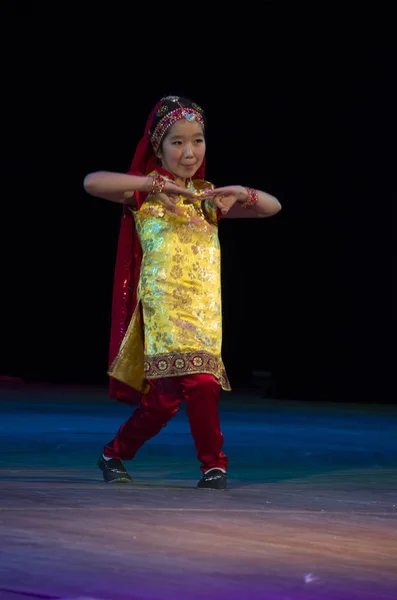 Ulan-Ude, Rusia - 27 de febrero de 2015: Miembros del concurso nacional Buryat de belleza y talento "Baatar y Dangina" el 27 de febrero de 2015, Ulan-Ude, Rusia . — Foto de Stock