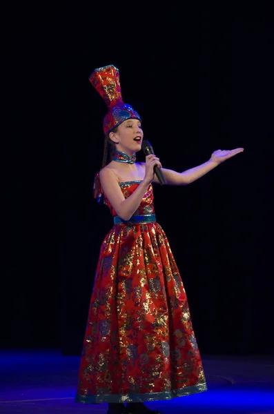 Ulan-Ude, Rusia - 27 de febrero de 2015: Miembros del concurso nacional Buryat de belleza y talento "Baatar y Dangina" el 27 de febrero de 2015, Ulan-Ude, Rusia . —  Fotos de Stock