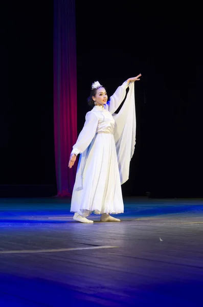 Ulan-Ude, Rusia - 27 de febrero de 2015: Miembros del concurso nacional Buryat de belleza y talento "Baatar y Dangina" el 27 de febrero de 2015, Ulan-Ude, Rusia . — Foto de Stock