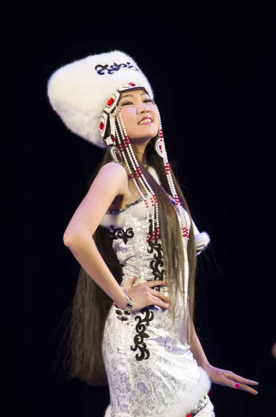 Ουλάν Ουντέ, Ρωσία-27 Φεβρουαρίου 2015: Μέλη του Buryat εθνικού διαγωνισμού της ομορφιάς και του ταλέντου «Baatar και Dangina» στις 27 Φεβρουαρίου 2015, Ουλάν Ουντέ, Ρωσία. — Φωτογραφία Αρχείου