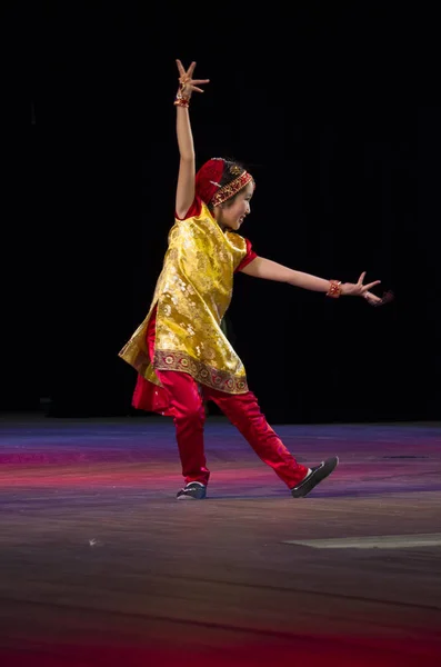 Ulan-Ude, Rusia - 27 de febrero de 2015: Miembros del concurso nacional Buryat de belleza y talento "Baatar y Dangina" el 27 de febrero de 2015, Ulan-Ude, Rusia . — Foto de Stock