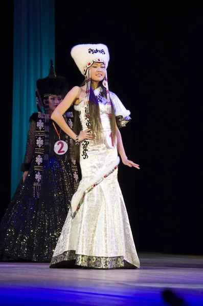 Ulan-Ude, Rusia - 27 de febrero de 2015: Miembros del concurso nacional Buryat de belleza y talento "Baatar y Dangina" el 27 de febrero de 2015, Ulan-Ude, Rusia . — Foto de Stock