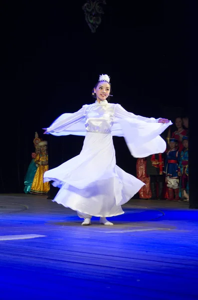 Ulan-Ude, Rusia - 27 de febrero de 2015: Miembros del concurso nacional Buryat de belleza y talento "Baatar y Dangina" el 27 de febrero de 2015, Ulan-Ude, Rusia . — Foto de Stock