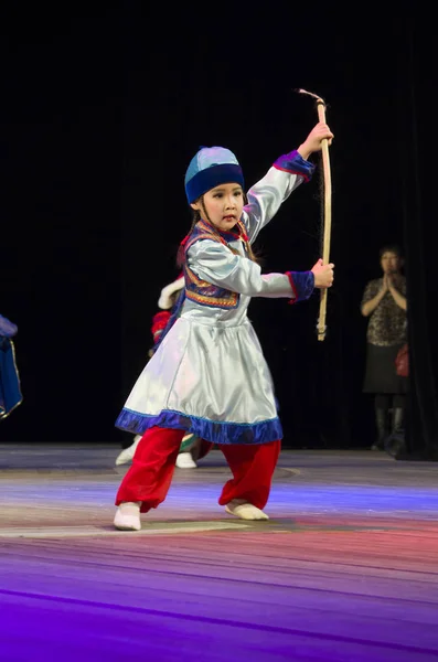 Ulan-Ude, Rusia - 27 de febrero de 2015: Miembros del concurso nacional Buryat de belleza y talento "Baatar y Dangina" el 27 de febrero de 2015, Ulan-Ude, Rusia . — Foto de Stock