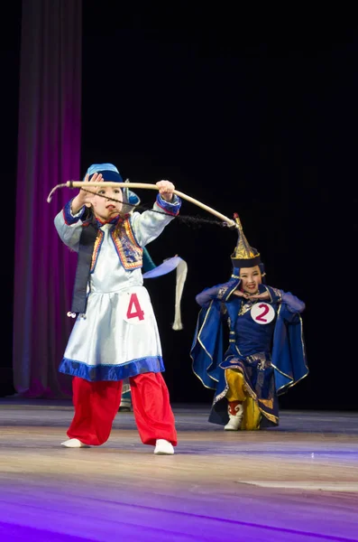 Ulan-Ude, Rusia - 27 de febrero de 2015: Miembros del concurso nacional Buryat de belleza y talento "Baatar y Dangina" el 27 de febrero de 2015, Ulan-Ude, Rusia . — Foto de Stock