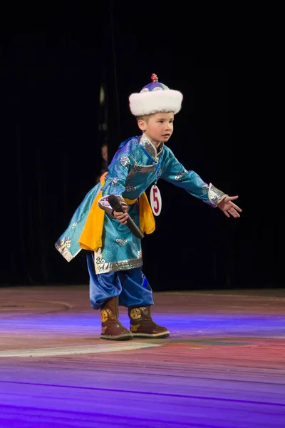 Ulan-Ude, Rusia - 27 de febrero de 2015: Miembros del concurso nacional Buryat de belleza y talento "Baatar y Dangina" el 27 de febrero de 2015, Ulan-Ude, Rusia . — Foto de Stock