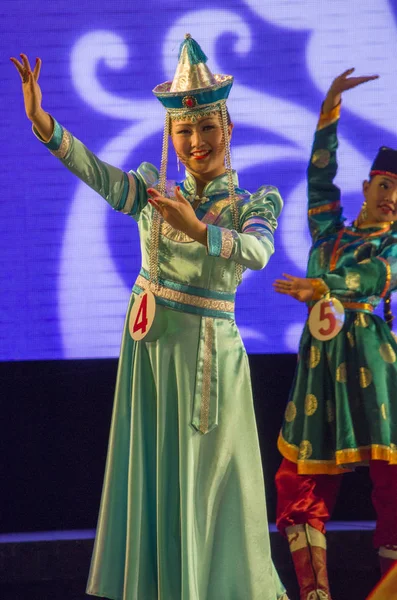 Ulan-Ude, Rusia - 27 de febrero de 2015: Miembros del concurso nacional Buryat de belleza y talento "Baatar y Dangina" el 27 de febrero de 2015, Ulan-Ude, Rusia . — Foto de Stock