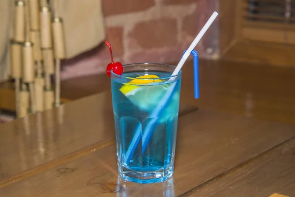 Coquetel alcoólico azul no vidro facetado . — Fotografia de Stock