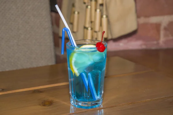 Niebieski koktajl alkoholowy w fasetowanym szklanym. — Zdjęcie stockowe