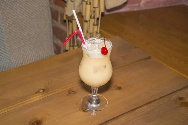 Молочний коктейль у склянці з вишнею . — стокове фото