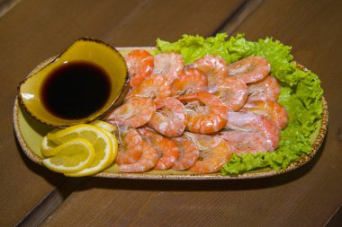 Marul ile kaplı bir tepside ağız sulandıran karides.