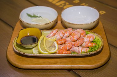 Marul ile kaplı bir tepside ağız sulandıran karides.