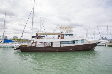 Pahalı yat yat kulübü iskelede durmak.